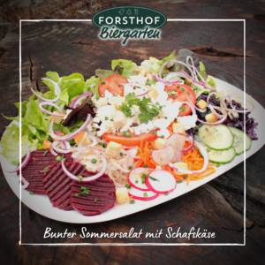 Bunter Sommersalat mit Schafskäse